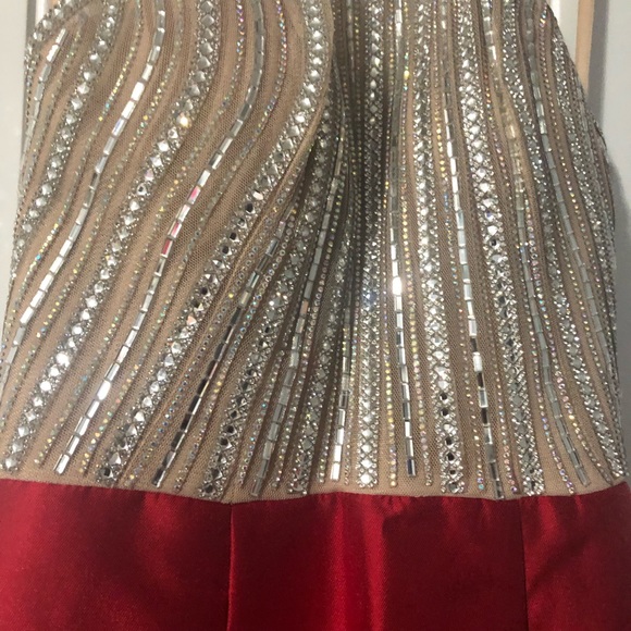 Red gown - Picture 2 of 3